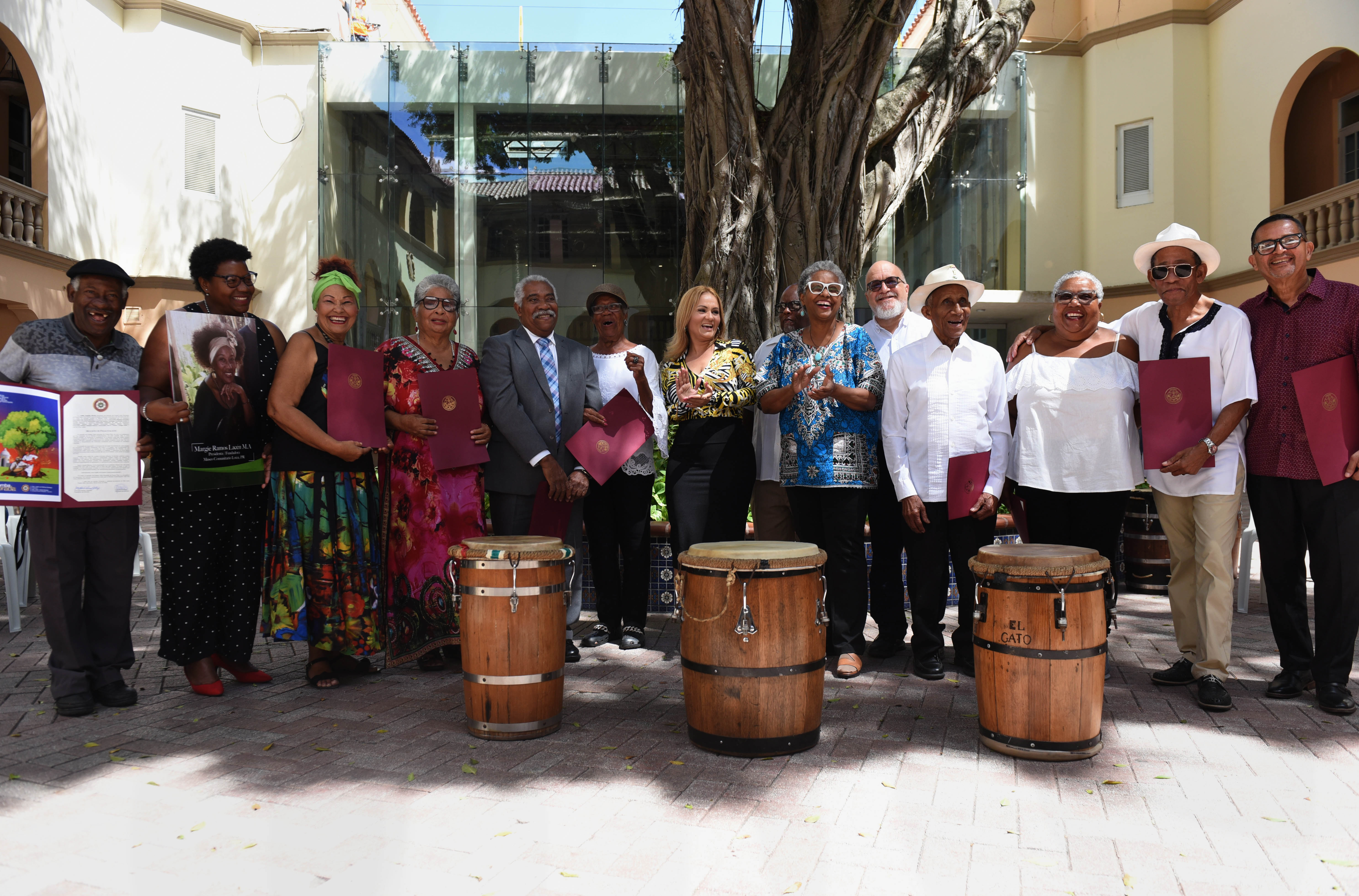 Homenajeados junto a las senadoras, Ada García Montes y Ana Irma Rivera Lassén y el senador Rafael Bernabe.